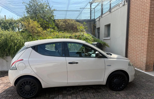 Lancia Ypsilon Elefantino blu