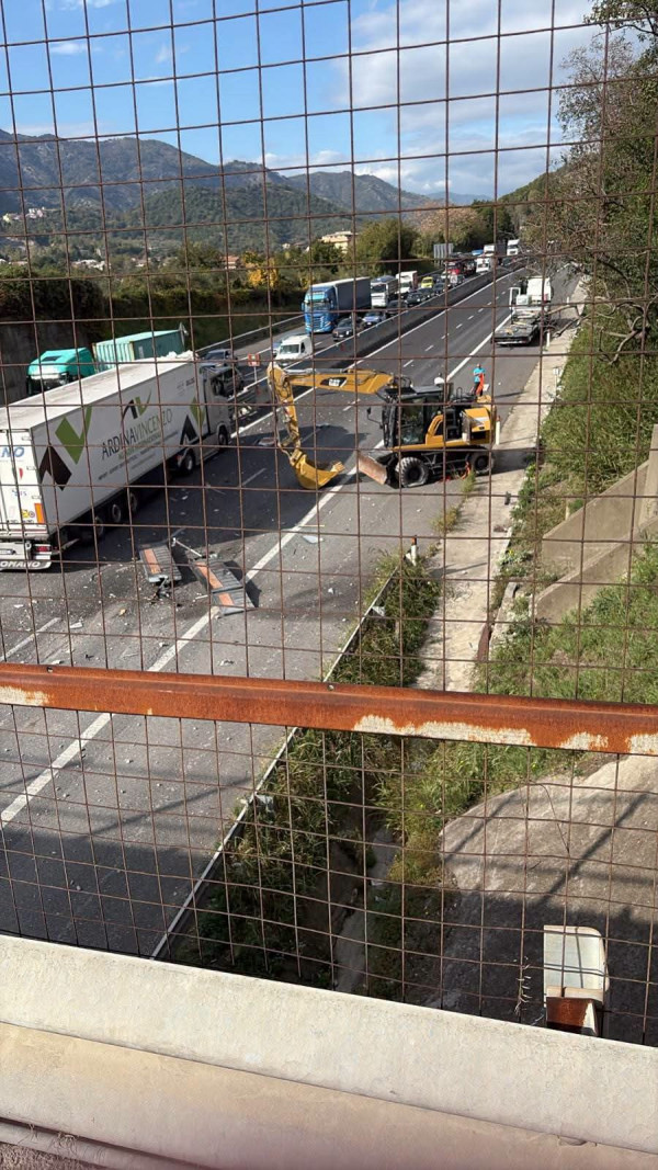 A30 SALERNO-AVELLINO, MEZZO PESANTE URTA UN CAVALCAVIA